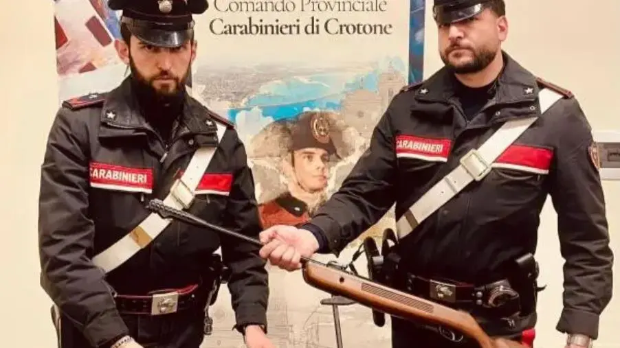 images Crotone, ai domiciliari con armi: in carcere