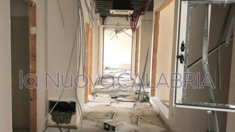 images Catanzaro, edificio "dimenticato" in Viale Isonzo: ecco cosa resta dei soldi pubblici investiti
