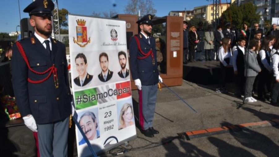 images A Crotone la teca con i resti dell’auto del giudice Giovanni Falcone