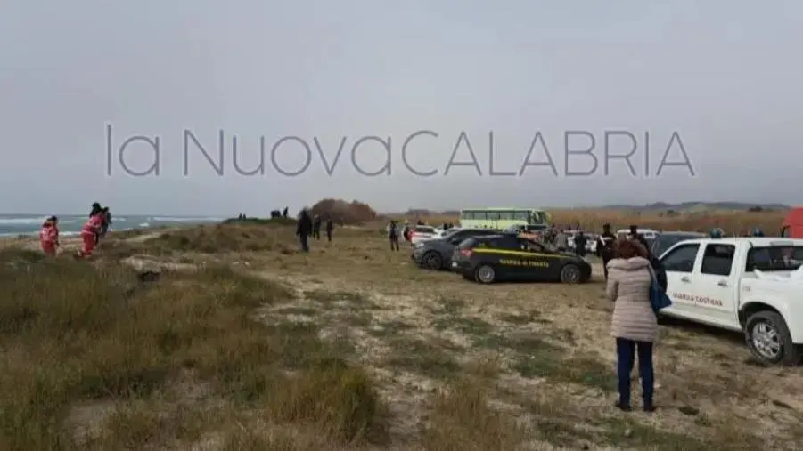 images Tragedia a Steccato di Cutro, 57 i migranti salvati dal naufragio: tra i superstiti tanti giovani