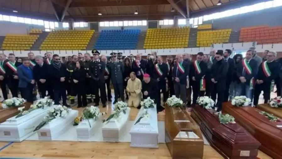 images Naufragio Migranti,  aperta la camera ardente con le 66 bare delle vittime (VIDEO)