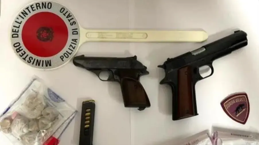 images Crotone, controlli straordinari della Polizia di Stato, posti di blocco e perquisizioni: sequestro di armi e droga