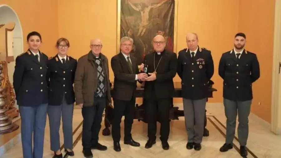 Crotone, il Questore consegna all’Arcivescovo l’olio di Capaci images Crotone, il Questore consegna all’Arcivescovo l’olio di Capaci