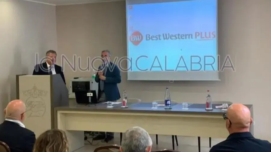 Tumore al polmone, consegnato il certificato di qualità ISO9001 ai dipendenti dell'Azienda unica di Catanzaro
images Tumore al polmone, consegnato il certificato di qualità ISO9001 ai dipendenti dell'Azienda unica di Catanzaro