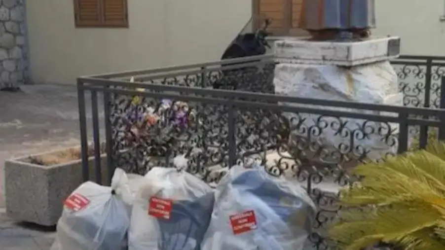 images Catanzaro, la piazzetta dedicata a San Pio "da luogo di preghiera a discarica a cielo aperto" 