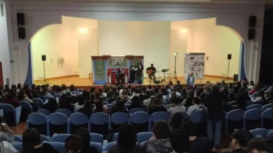 "Donne contro la mafia", a Catanzaro pupi siciliani e la cantastorie Prestia incantano gli studenti del "De Nobili" images "Donne contro la mafia", a Catanzaro pupi siciliani e la cantastorie Prestia incantano gli studenti del "De Nobili"