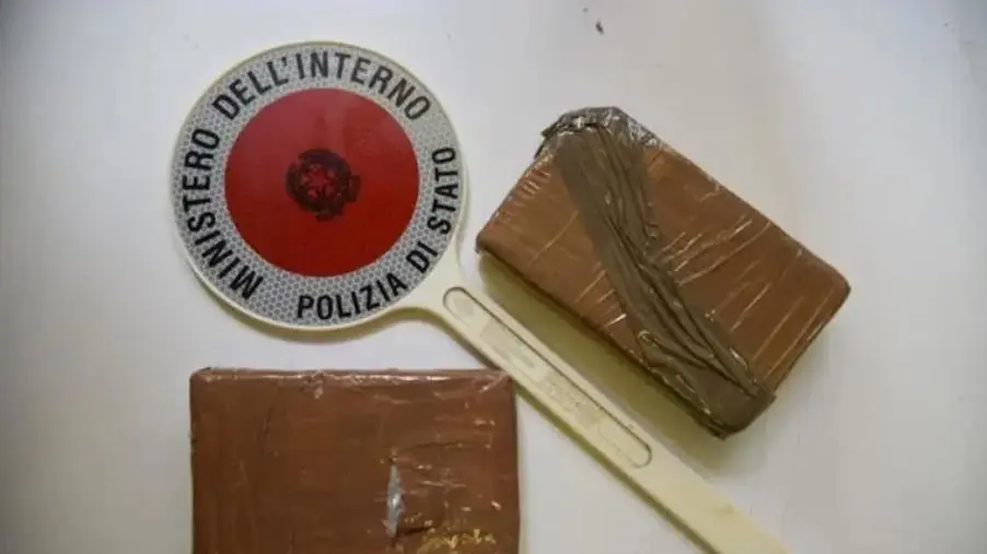 images Crotone, nascondeva un chilo di droga nell’officina: un arresto