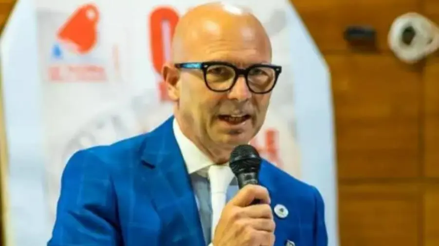 images Vicinanza del presidente de "La Tazzina della Legalità" alla dirigente del liceo Galilei di Lamezia