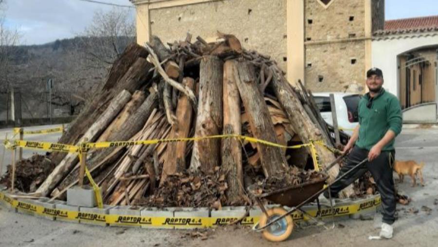 Petronà, si rinnova questa sera l'appuntamento con la "Focara" images Petronà, si rinnova questa sera l'appuntamento con la "Focara"