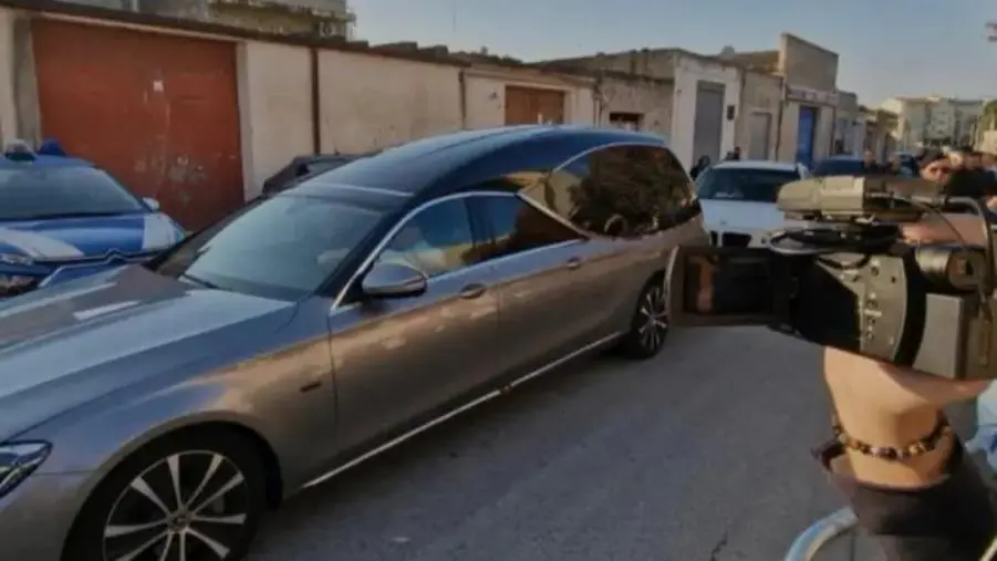 Si sono svolti stamattina al cimitero di Castelvatrano i funerali di Matteo Messina Denaro images Si sono svolti stamattina al cimitero di Castelvatrano i funerali di Matteo Messina Denaro