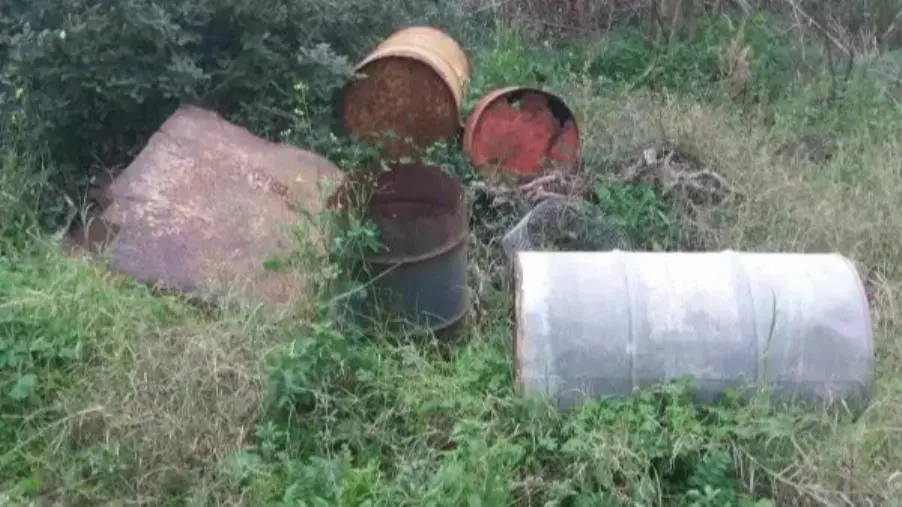 images Discarica abusiva segnalata da alcuni cittadini in una stradina di campagna a Montauro