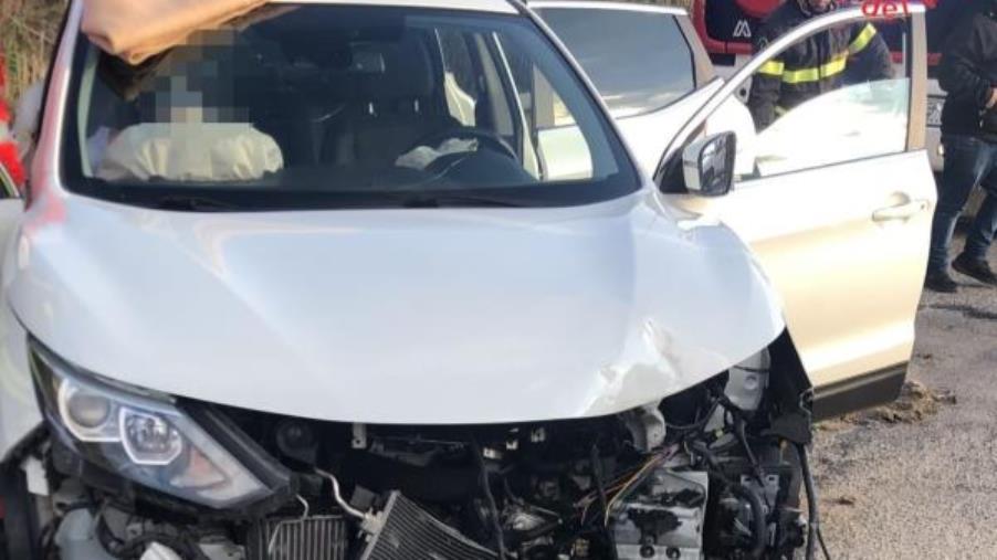 images Perde il controllo dell'auto e finisce contro il guardrail sulla Ss106 a Simeri Mare 