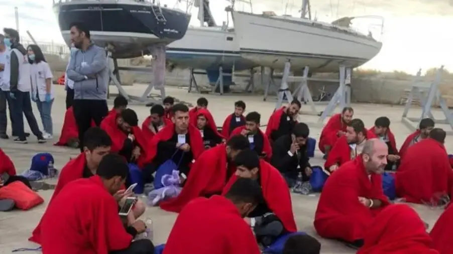 Migranti, ancora uno sbarco a Roccella Ionica: arrivati in 80 images Migranti, ancora uno sbarco a Roccella Ionica: arrivati in 80