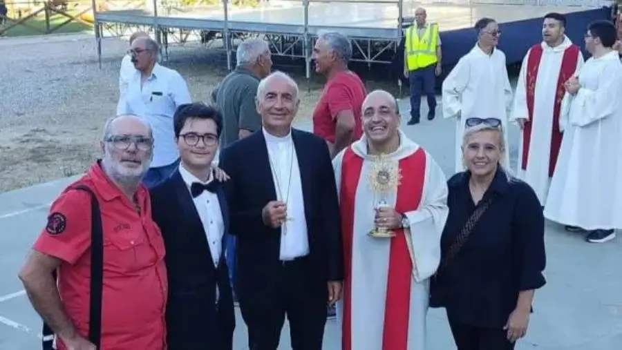 images Amaroni, il pianista bendato ipnotizza Amaroni e il Vescovo Antonio Staglianò