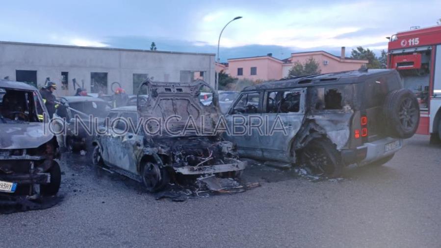 Sei auto incendiate a Giovino, individuato e arrestato il presunto responsabile images Sei auto incendiate a Giovino, individuato e arrestato il presunto responsabile