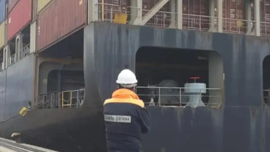 Detenuta una nave di bandiera Portoghese nel porto di Gioia Tauro images Detenuta una nave di bandiera Portoghese nel porto di Gioia Tauro