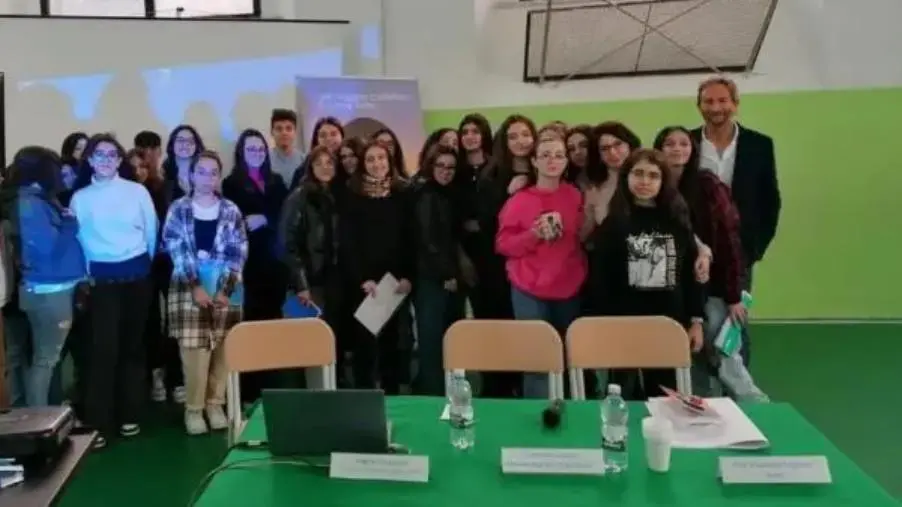 Catanzaro, presentato agli alunni del 'De Nobili' il libro di Gigliotti “Aria d’estate” images Catanzaro, presentato agli alunni del 'De Nobili' il libro di Gigliotti “Aria d’estate”