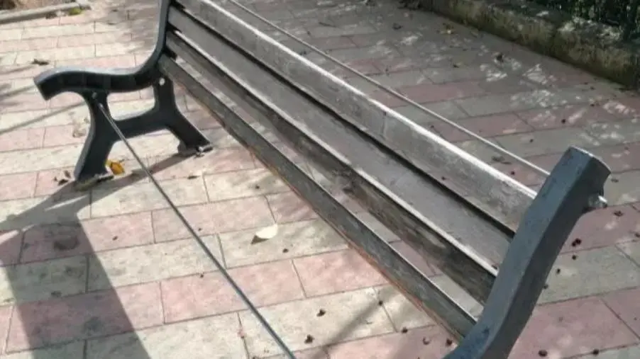 images Lamezia, la denuncia dell'Associazione Quartiere Capizzaglie: "Al parco giochi panchine e giochi rotti da mesi"