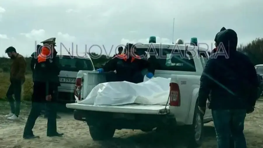 images Tragedia migranti, salme trasferite al palazzetto di Crotone e superstiti fra Cara e ospedale 