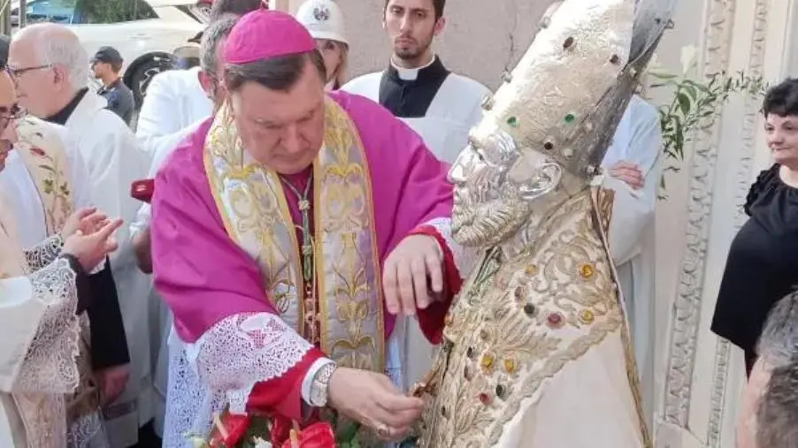 Catanzaro, l'Arcivescovo Maniago dona la sua croce a San Vitaliano: il racconto della processione per le vie della città images Catanzaro, l'Arcivescovo Maniago dona la sua croce a San Vitaliano: il racconto della processione per le vie della città