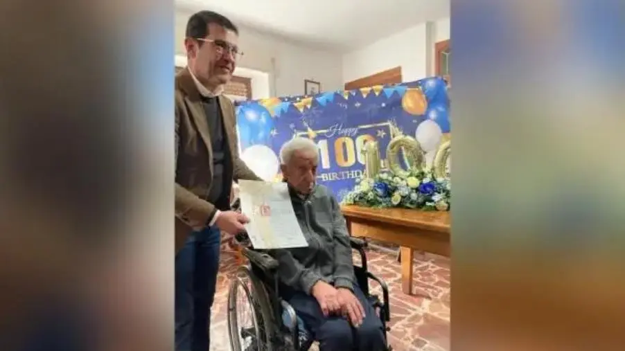 La Federazione Italiana Tabaccai premia Erminio Sirianni nel suo centesimo compleanno images La Federazione Italiana Tabaccai premia Erminio Sirianni nel suo centesimo compleanno