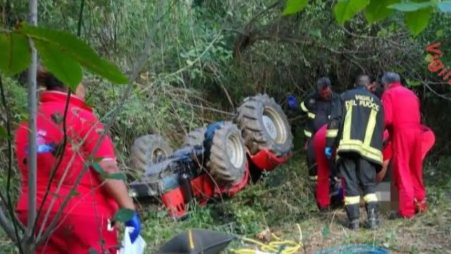 Prende il trattore di nascosto e si ribalta, muore un quattordicenne nel Reggino images Prende il trattore di nascosto e si ribalta, muore un quattordicenne nel Reggino