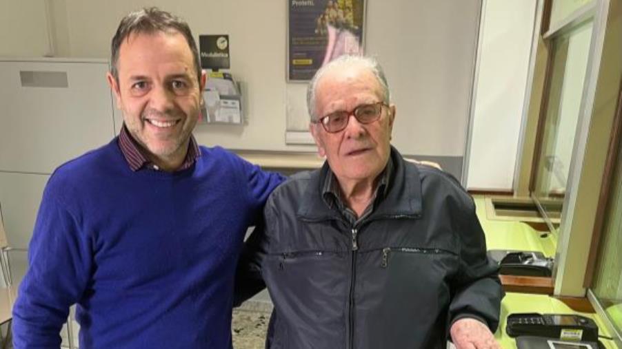 Alberto Mario Lotito, il nonnino smart: cliente ultracentenario di un Ufficio postale nel Cosentino images Alberto Mario Lotito, il nonnino smart: cliente ultracentenario di un Ufficio postale nel Cosentino