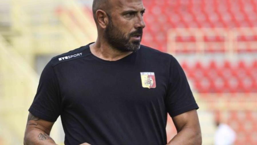 Melendugno, spari contro l'auto dell'ex allenatore del Catanzaro Antonio Calabro images Melendugno, spari contro l'auto dell'ex allenatore del Catanzaro Antonio Calabro