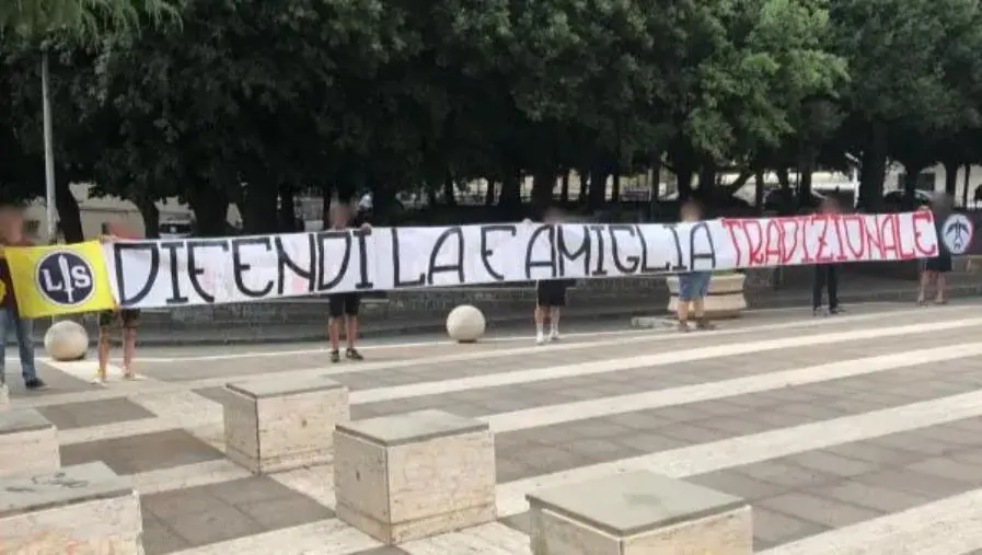 Catanzaro, Casa Degrelle e Lotta studentesca: "FDI predica bene e razzola male" images Catanzaro, Casa Degrelle e Lotta studentesca: "FDI predica bene e razzola male"