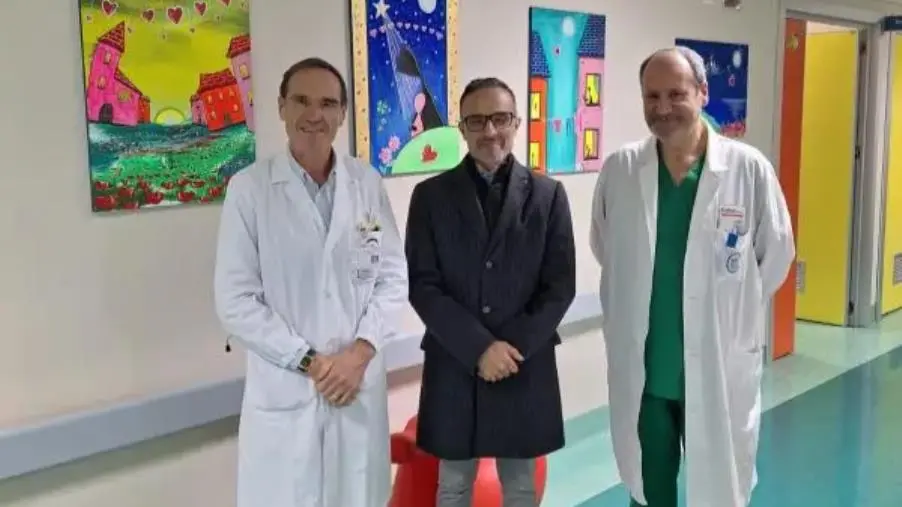 images Catanzaro, i quadri donati dall’artista Fabio Mazzitelli regalano un sorriso ai piccoli pazienti  dell’Azienda “Dulbecco”  