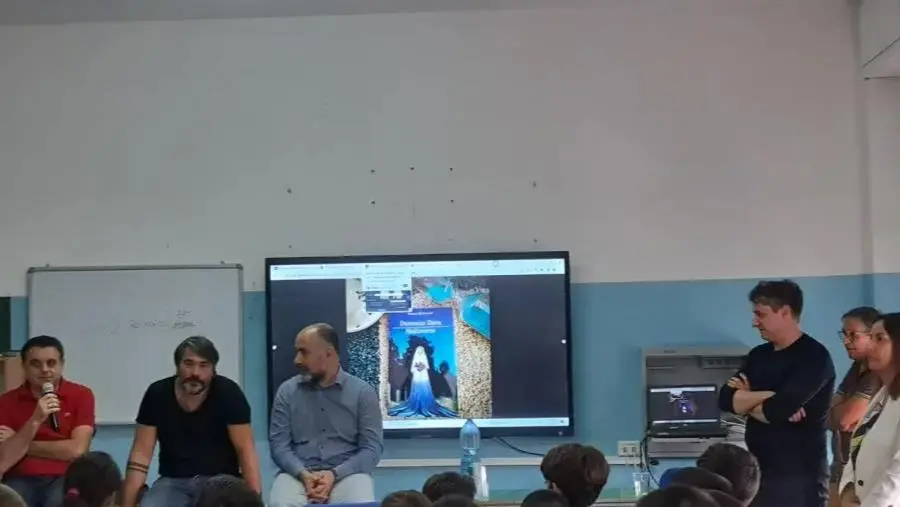 images Simeri Crichi, lo scrittore Domenico Dara affascina e conquista gli studenti  