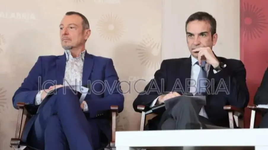 images Tutto pronto per il Capodanno Rai a Crotone, Amadeus travolto dall'entusiasmo dei calabresi 