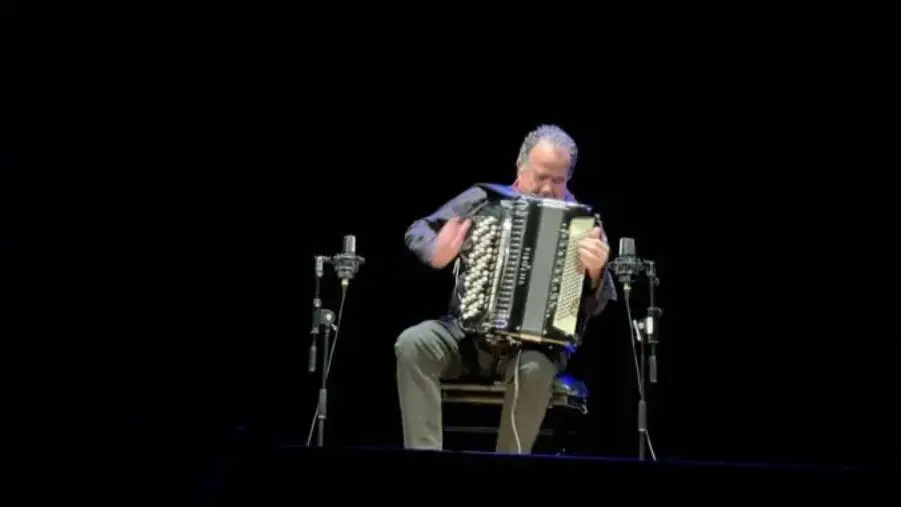 Ama Calabria, Richard Galliano con la sua fisarmonica incanta il pubblico del Grandinetti di Lamezia Terme images Ama Calabria, Richard Galliano con la sua fisarmonica incanta il pubblico del Grandinetti di Lamezia Terme