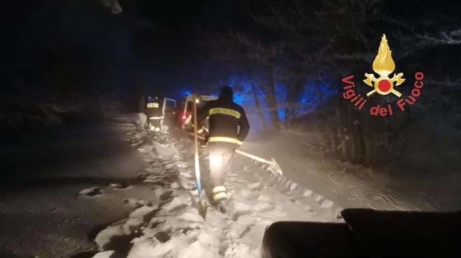images Bloccati nella notte tra i boschi della Sila: escursionisti salvati dai Vigili del Fuoco 
