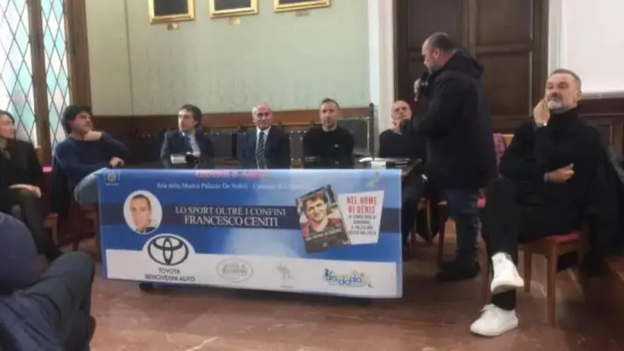 Catanzaro, presentato il libro di Francesco Ceniti "Nel nome di Denis”: la storia del calciatore diventa romanzo images Catanzaro, presentato il libro di Francesco Ceniti "Nel nome di Denis”: la storia del calciatore diventa romanzo
