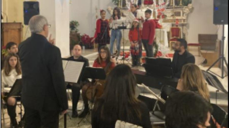 images Amaroni, i ragazzi dell'associazione "Mozart" di Girifalco incantano la parrocchia Santa Barbara