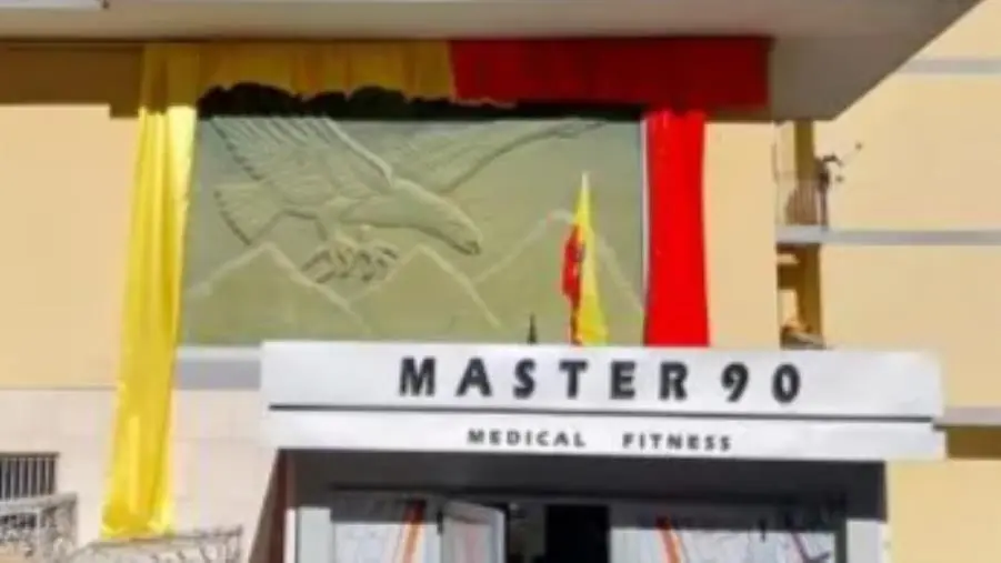 Catanzaro, anche l'Aquila di Viale dei Normanni si tinge di giallorosso images Catanzaro, anche l'Aquila di Viale dei Normanni si tinge di giallorosso