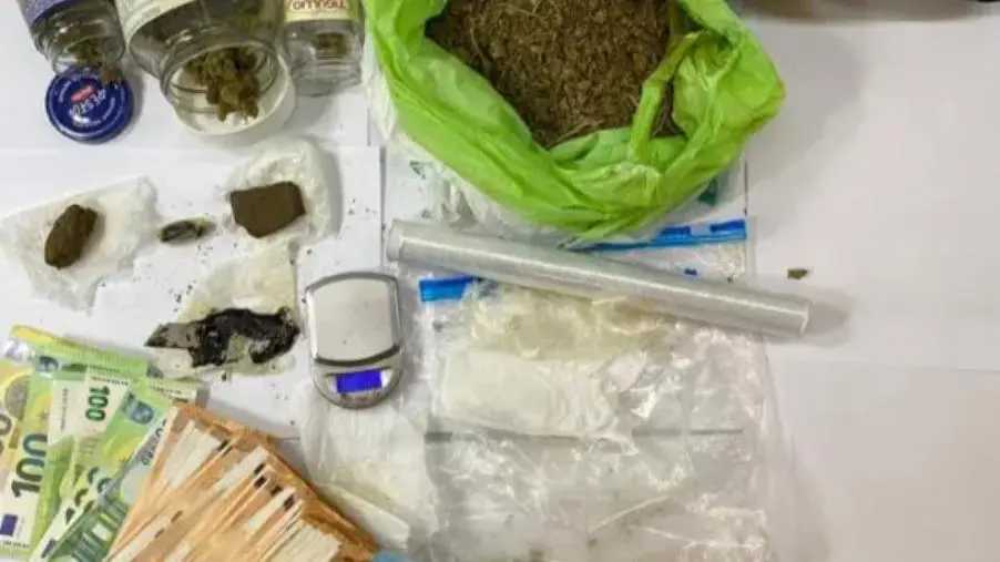 images Perquisizioni nel Vibonese, trovato con droga e contanti in casa: un arresto 