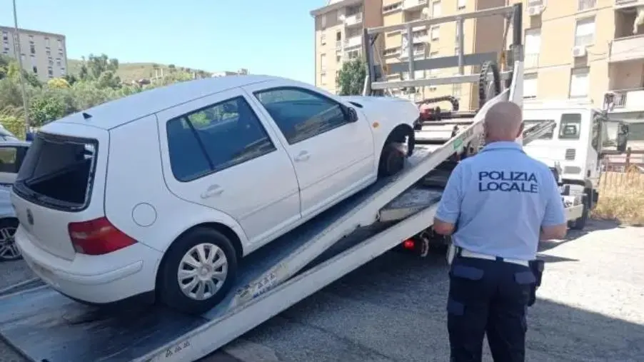 images Catanzaro, rimossi veicoli abbandonati sulle strade della città