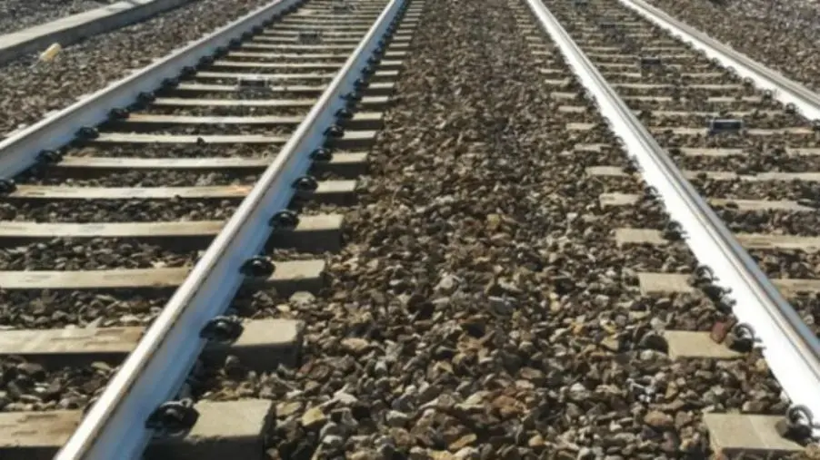 Uomo travolto e ucciso da un treno mentre attraversa i binari a Praia a Mare images Uomo travolto e ucciso da un treno mentre attraversa i binari a Praia a Mare