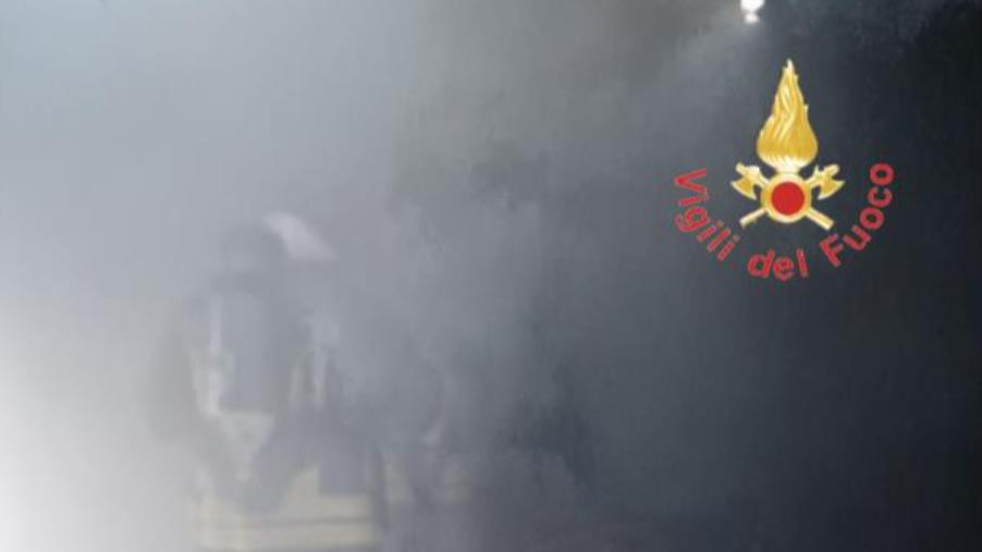 Girifalco, incendio si propaga da canna fumaria e crolla parte del tetto: evacuati i residenti images Girifalco, incendio si propaga da canna fumaria e crolla parte del tetto: evacuati i residenti