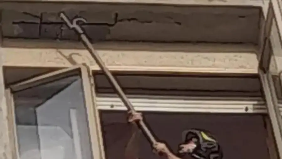 images Catanzaro, pezzi di cornicione cadono da un condominio di via Teano: intervengono i vigili del fuoco