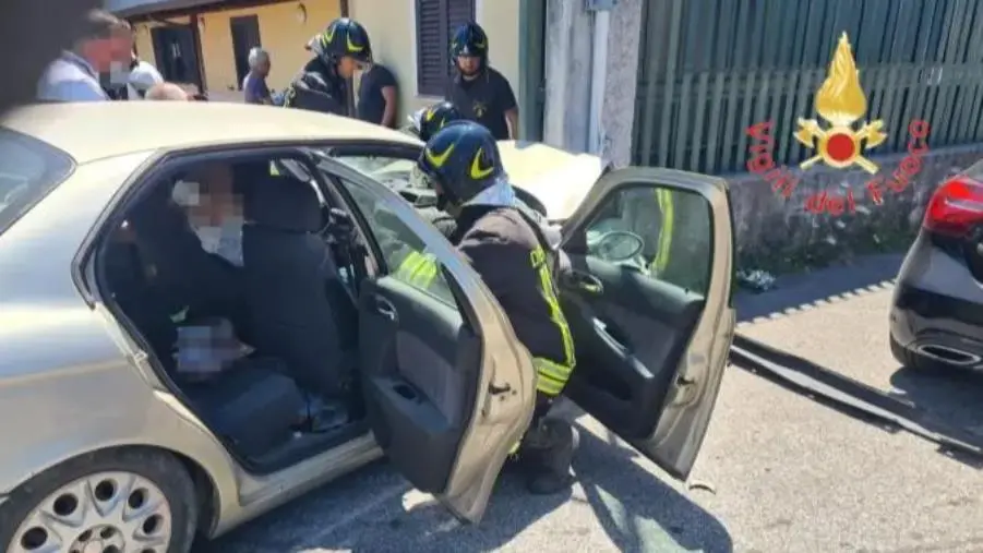 images Incidente stradale a Lamezia, tre le vetture coinvolte: ferito uno dei conducenti