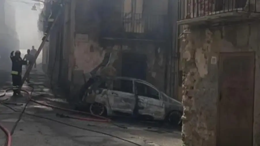 Polistena, incendio si propaga da un'auto ad una abitazione e la devasta images Polistena, incendio si propaga da un'auto ad una abitazione e la devasta