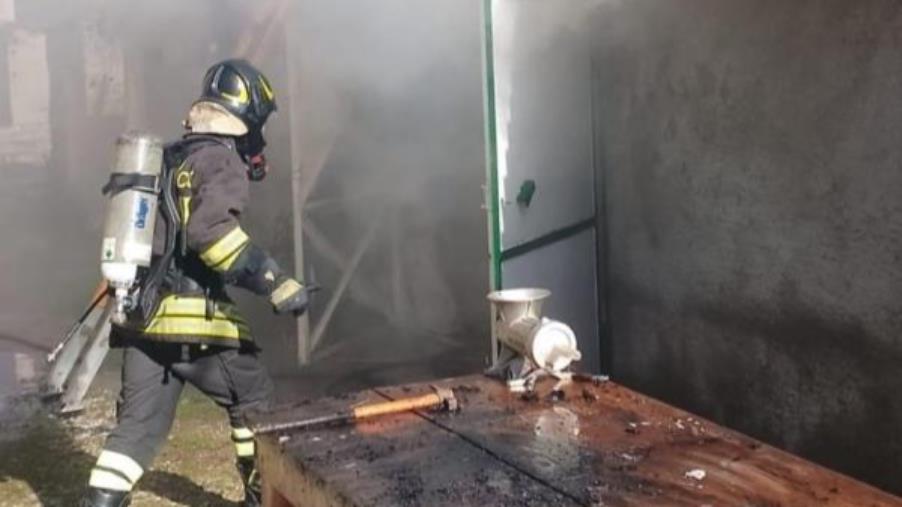 images Lamezia, in fiamme un locale impiegato per la preparazione delle conserve