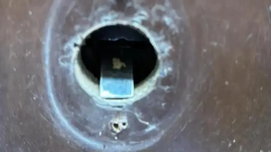 images Inserito un ferro nella serratura, la farmacia di Badolato superiore non apre: carabinieri sul posto