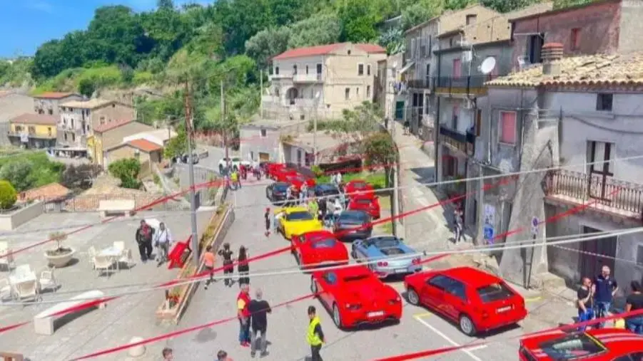images Amantea si tinge di rosso per il 16° meeting del Ferrari Club Catanzaro