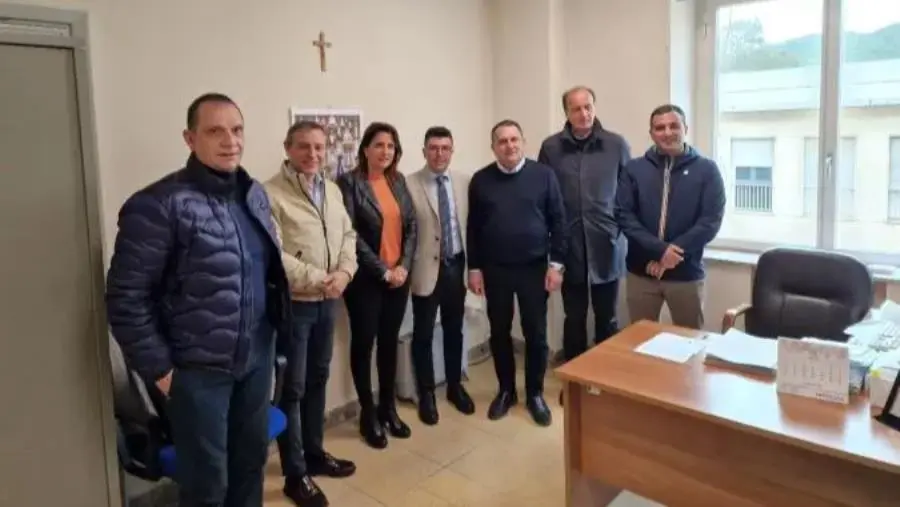 images Studenti senza scuolabus a Cosenza, i consiglieri di minoranza del centrodestra: "Promesse e non fatti” 