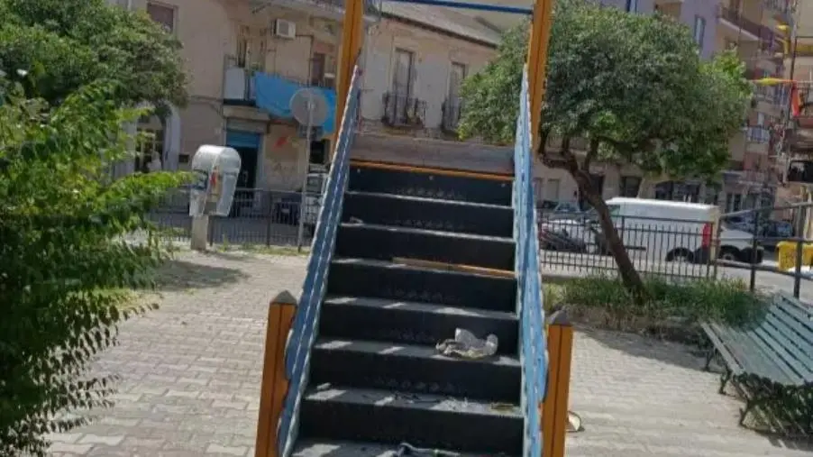 images Catanzaro, nuovi giochi nella piazzetta di Pontegrande. Scarpino: "Segno di attenzione a bambini e famiglie"