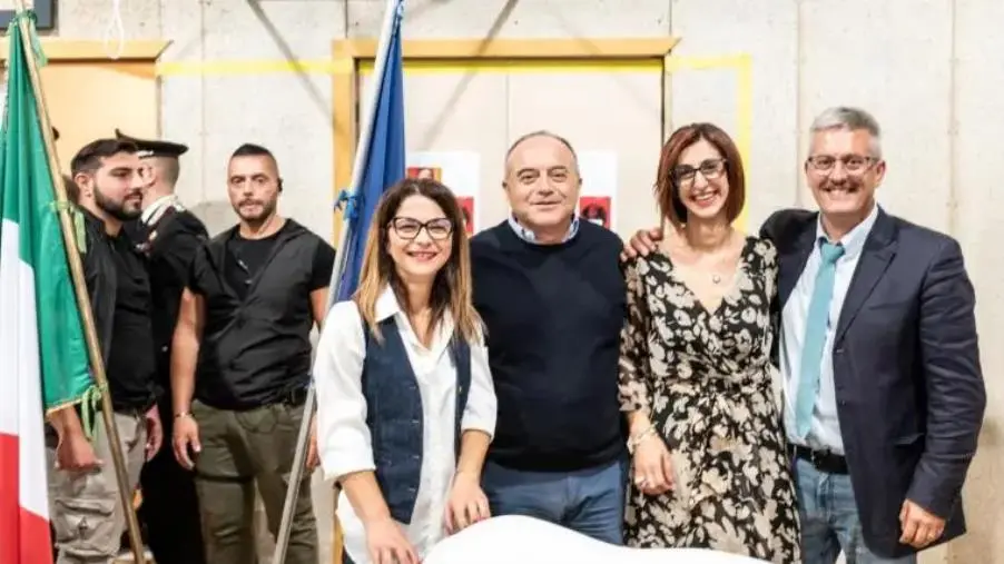 Il procuratore Nicola Gratteri a Carlopoli: consegnato un ulivo e semi di ginestra e pino images Il procuratore Nicola Gratteri a Carlopoli: consegnato un ulivo e semi di ginestra e pino